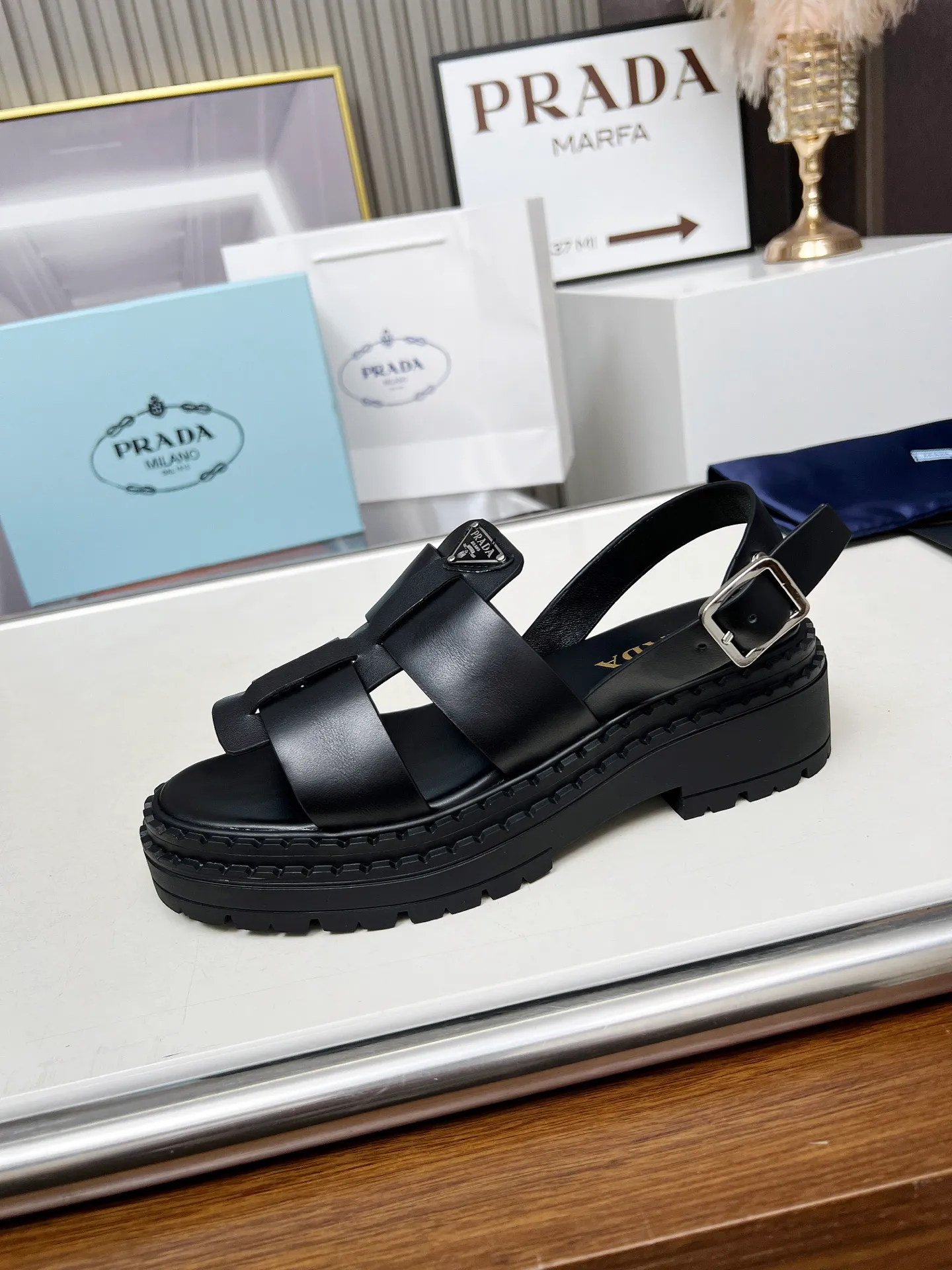 👟👟Ex-factory price 420👟👟 PRADA/Prada 25ss new spring and summer sandals. The simple design is probably the most popular thing about it. It is not the kind that is found on the street. It has its own brand personality. The fabric is made of calfskin and the lining is mixed sheepskin. Heel height: 4.5cm Size: #35-41 (35 41 custom-made is not returnable)